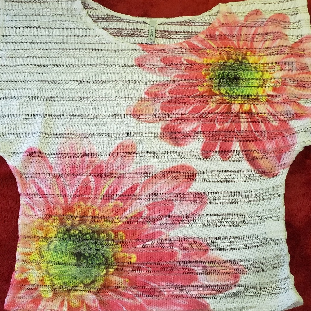 Floral top size small‎ sweater like new bena j